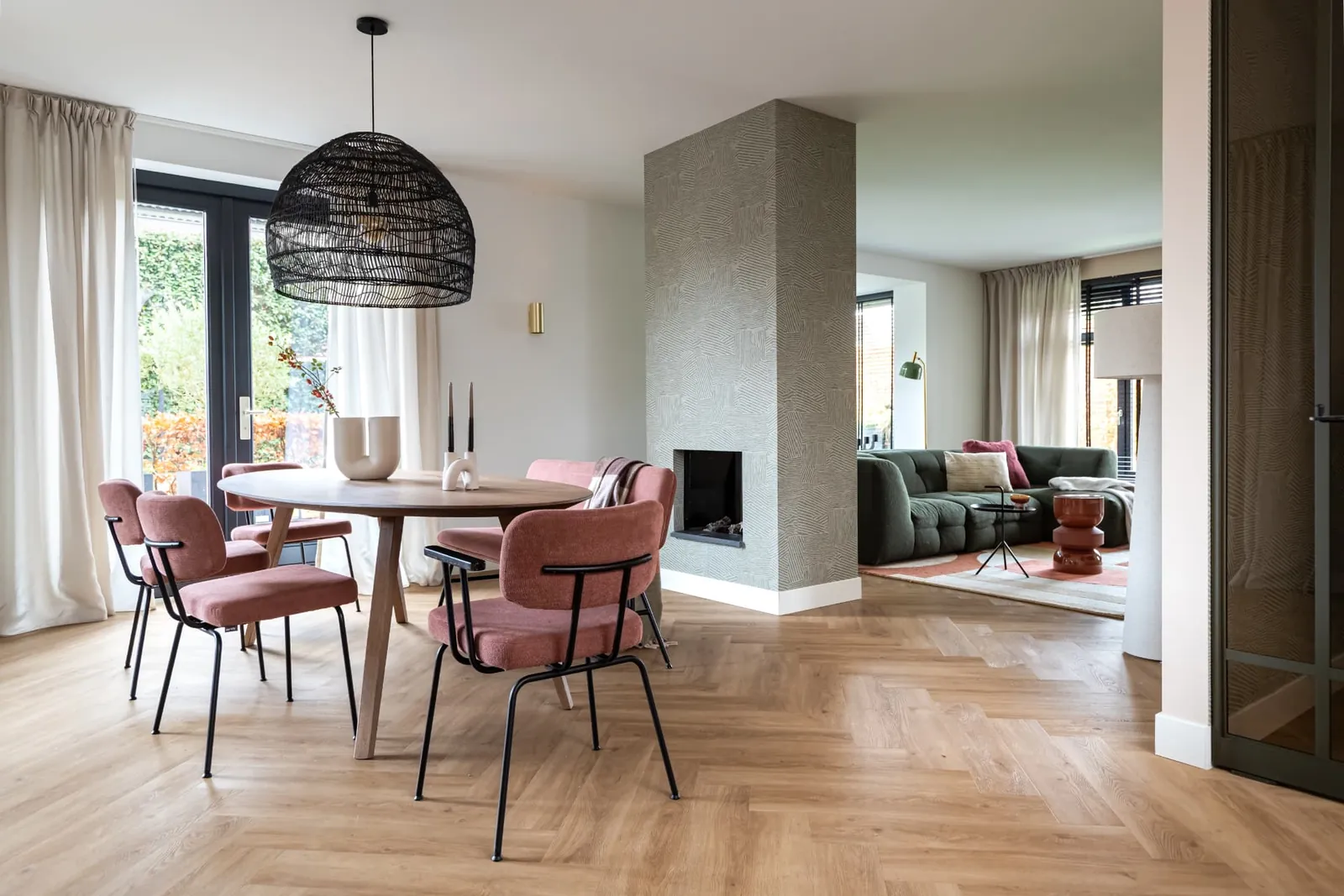 Woonkamer interieuradvies door Gewoon-G in Zwolle, met ronde eettafel en open haard