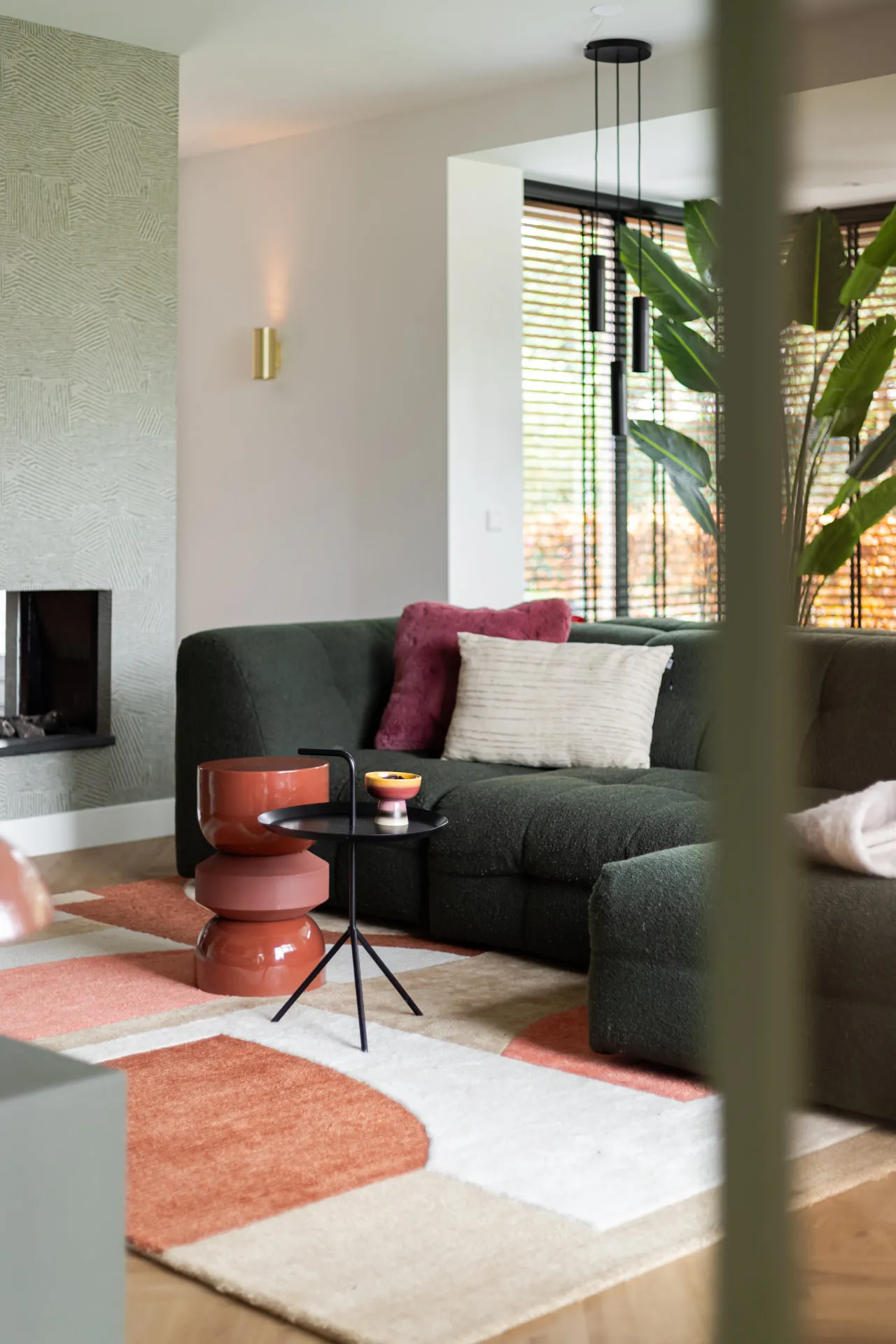Woonkamer interieuradvies met groene bank en terracotta bijzettafels door Gewoon-G